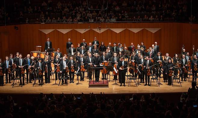 2일 서울 예술의전당 콘서트홀에서 연주를 마친 베를린방송교향악단과 지휘자 블라디미르 유롭스키가 객석에 인사하고 있다. 빈체로 제공