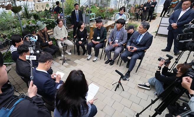 민심을 청취하는 '경청 투어'에 나선 이재명 더불어민주당 대선후보가 6일 충북 보은군 화훼농원 숲결에서 청년 농업인들과 간담회를 하고 있다.&nbsp; &nbsp;&nbsp;공동취재