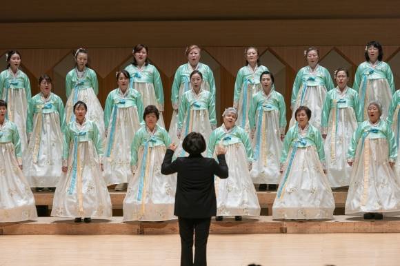 이주민과 한국인 선주민이 결성한 ‘두드림 합창단’이 지난 2월 충북 청주아트홀에서 한복을 입은 채 ‘아리랑’을 합창하고 있다. 청주시립합창단 제공