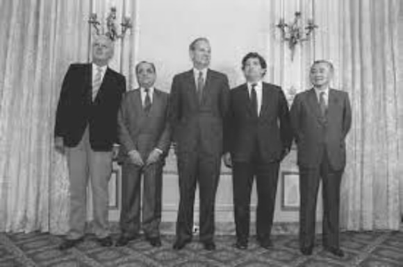 1985년 9월 22일 미국 뉴욕의 플라자호텔에서 환율시장에 개입해 달러 가치를 내리기로 결정한 플라자 합의 사진. 왼쪽부터 독일, 프랑스, 미국, 영국, 일본의 재무장관. 서울신문DB