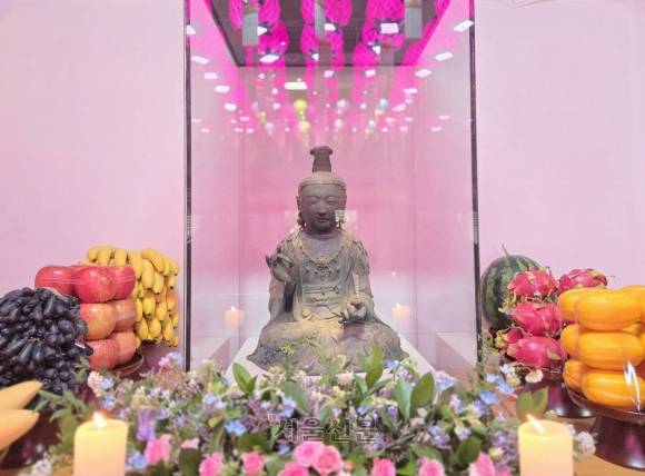 5일 충남 서산시 부석사에서 마지막 친견 법회에 공개된 금동관세음보살좌상이 단아하면서도 자애로운 자태를 보이고 있다. 이종익 기자