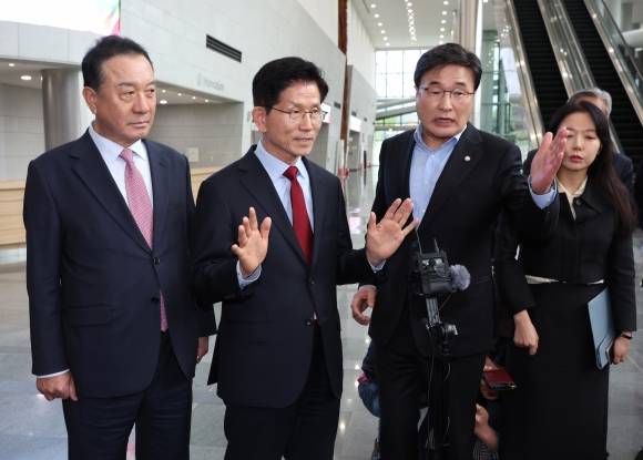 국민의힘 김문수 대선 후보가 6일 아시아태평양경제협력체(APEC) 회의장인 경북 경주시 경주화백컨벤션센터에서 취재진의 질문에 답하고 있다. 김 후보 양 옆으로는 초선·재선 대표인 엄태영·김대식 의원. 2025.5.6. 연합뉴스