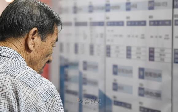 시니어 취업박람회를 찾은 한 노인이 일자리를 찾고 있다. 도준석 전문기자