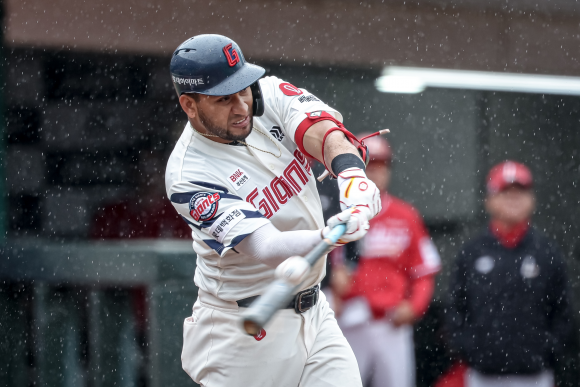 빗속을 가르는 투런포 - 롯데 자이언츠 외국인 타자 빅터 레이예스가 5회 SSG 김건희를 상대로 2점 홈런을 때려내고 있다. 롯데 자이언츠 제공