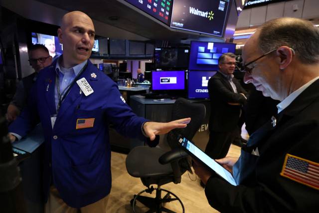 미국 뉴욕 뉴욕증권거래소에서 트레이더들이 업무를 보고 있다. 로이터연합뉴스