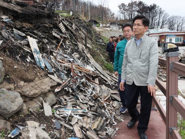 김문수 국민의힘 대선 후보가 6일 대형 산불 피해를 입은 경북 영덕군 영덕읍 석리 따개비마을을 방문해 피해 지역을 둘러보고 있다. 연합뉴스