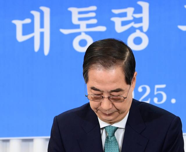 한덕수 무소속 대선 예비후보가 6일 서울 중구 코리아나호텔에서 열린 관훈토론회에서 참석자들에게 인사하고 있다. 국회사진기자단