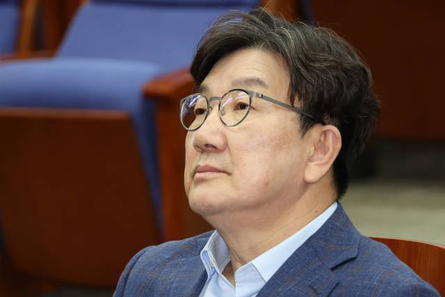 권성동 국민의힘 원내대표가 6일 서울 여의도 국회에서 열린 의원총회에서 잠시 생각에 잠겨 있다. 연합뉴스