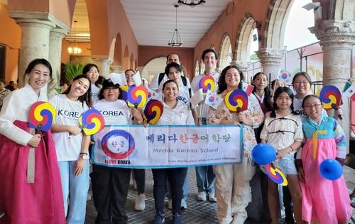 멕시코 한인 이민 120주년 기념 행사에 참여한 메리다한글어학당 교사와 학생들이 기념 촬영을 하고 있다. 사진 제공=메리다한글어학당