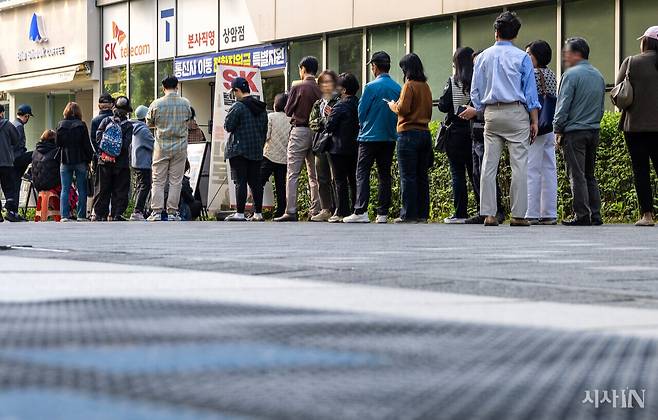 SK텔레콤 가입자들이 4월30일 서울 시내의 한 SKT 매장에서 유심 교체를 위해 줄을 서 있다. ⓒ시사IN 박미소
