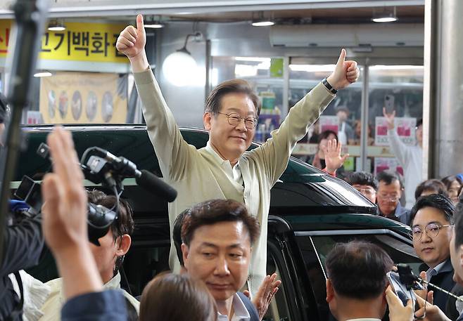 이재명 더불어민주당 대선 후보가 '골목골목 경청투어' : 국토종주편'에 나선 6일 충북 증평군 증평장뜰시장에서 상인과 지지자들에게 인사를 하고 있다. ⓒ연합뉴스
