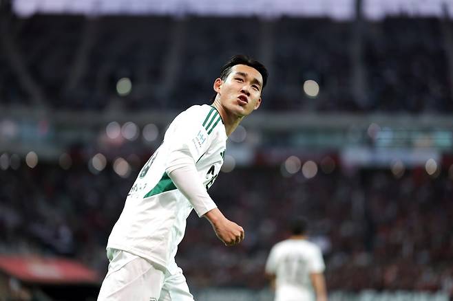 전북 송민규가 3일 서울월드컵경기장에서 열린 서울과 K리그1 원정경기에서 전반 결승 헤더골을 터트린 뒤 환호하고 있다. 사진제공｜한국프로축구연맹