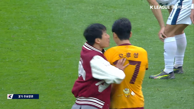 이정효 광주 감독이 5일 광주월드컵경기장에서 열린 김천과 K리그1 홈경기 전반전이 끝난 뒤 자신이 지도하는 오후성의  등을 강하게 밀치는 모습. 사진출처｜쿠팡플레이 중계화면 캡처