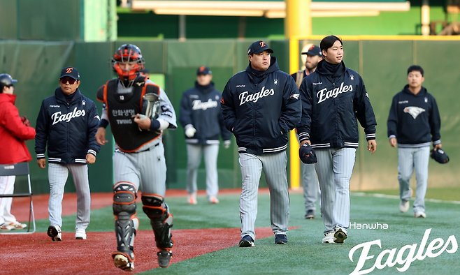 류현진과 엄상백, 한화 이글스 제공