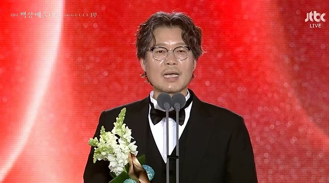 배우 유재명이 제61회 백상예술대상에서 영화부문 남자 조연상을 수상 후 소감을 밝히고 있다. JTBC캡처