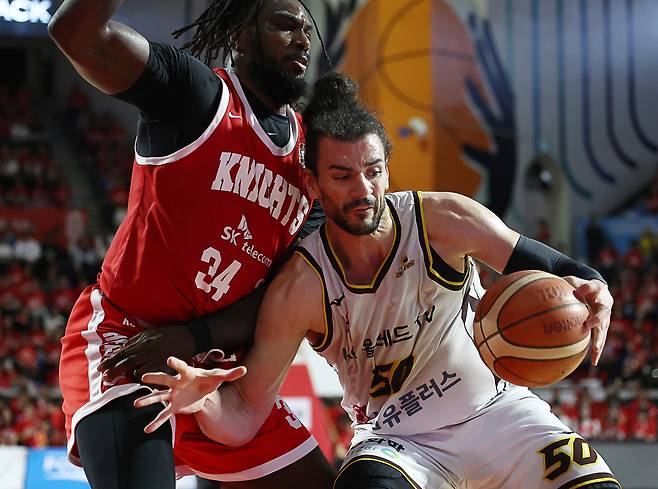 서울 SK 자밀 워니와 창원 LG 아셈 마레이가 지난 5일 잠실학생체육관에서 열린 2024~2025 프로농구 챔피언결정전 1차전에서 몸싸움을 하고 있다. 연합뉴스