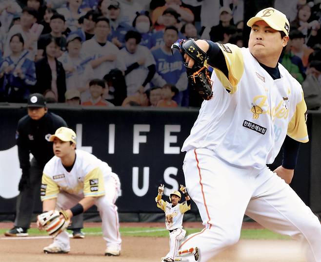 한화 류현진이 6일 대전 한화생명볼파크에서 열린 삼성과의 홈경기에서 팀의 1위 사수를 이끄는 역투를 하고 있다. 작은 사진은 5회 역전의 발판이 된 2루타를 친 한화 황영묵. 대전 | 연합뉴스