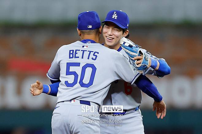 ▲ 김혜성의 LA 다저스 데뷔전을 축하하는 무키 베츠.