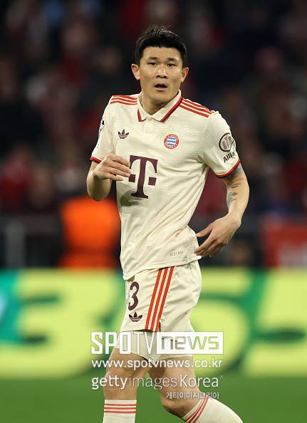 바이에른 뮌헨은 구단 공식 홈페이지를 통해 "바이에른 뮌헨이 다시 한 번 독일 챔피언이 됐다. 34번째 분데스리가 우승이며, 훌륭한 시즌의 보상이다"라고 발표했다. 레버쿠젠이 프라이부르크와 2-2로 비기면서, 남은 경기 결과에 관계없이 바이에른 뮌헨이 조기 우승을 확정했다.&nbsp;이번 우승으로 김민재는 한국인 선수 최초로 분데스리가 우승을 경험하게 됐다. 이탈리아 세리에A(이탈리아)와 분데스리가(독일)까지 유럽 5대 리그 두 곳에서 모두 우승을 차지한 최초의 한국인 대기록을 수립했다. 축구 레전드 차범근, 박지성, 손흥민조차 이룬 적 없는 역사적인 커리어지만,&nbsp;기쁨도 잠시였다. 바이에른 뮌헨이 공개한 우승 기념 영상에서 논란이 있었다. 구단이 공식 채널이 공개한 큰 포스터에는 김민재, 이토 히로키가 있었지만 구단 공식 유튜브 채널에 올라온 영상 섬네일에 김민재의 모습이 보이지 않았던 것이다