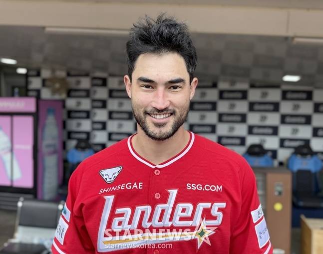 SSG 미치 화이트가 5일 사직 롯데전 승리 후 취재진과 인터뷰를 하고 있다. /사진=양정웅 기자