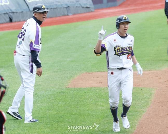 2025 신한 SOL Bank KBO리그 두산 베어스 대 LG 트윈스 경기가 5일 잠실야구장에서 열렸다. 두산 정수빈(오른쪽)이 3회말 무사에 우중월 1점 홈런을 날리고 홈인하고 있다. /사진=김진경 대기자