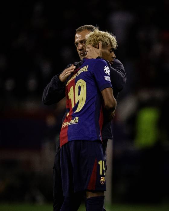 한지 플릭(오른쪽) 바르셀로나 감독이 라민 야말을 안아주고 있다. /사진=FC바르셀로나 공식 사회관계망서비스(SNS)
