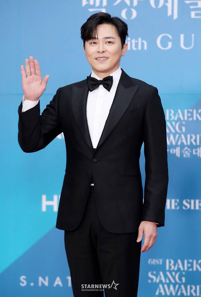 배우 조정석이 5일 오후 서울 강남구 코엑스에서 열린 제61회 백상예술대상 시상식에 참석해 포즈를 취하고 있다./2025.05.05 /사진=김휘선 hwijpg@