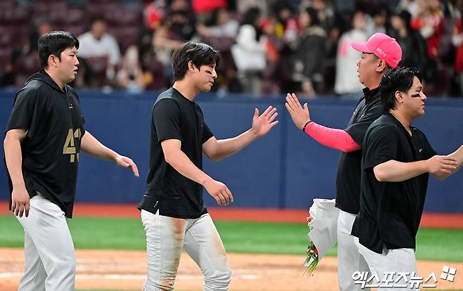 5일 오후 서울 구로구 고척스카이돔에서 열린 '2025 신한 SOL Bank KBO리그' KIA 타이거즈와 키움 히어로즈의 경기, KIA가 키움에 13:1로 대승을 거두며 3연패에서 탈출했다. 이날 경기에서 승리한 KIA 이범호 감독이 선수단과 하이파이브를 하고 있다. 고척, 김한준 기자