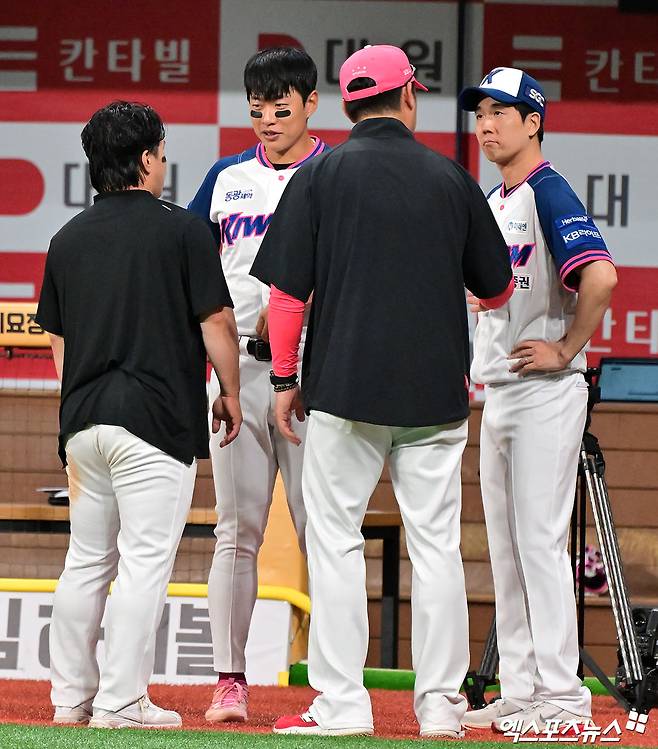 5일 오후 서울 구로구 고척스카이돔에서 열린 '2025 신한 SOL Bank KBO리그' KIA 타이거즈와 키움 히어로즈의 경기, KIA가 키움에 13:1로 대승을 거두며 3연패에서 탈출했다.  경기종료 후 키움 송성문 김창현 수석코치가 KIA 김선빈 손승락 수석코치와 대화를 나누고 있다. 고척, 김한준 기자