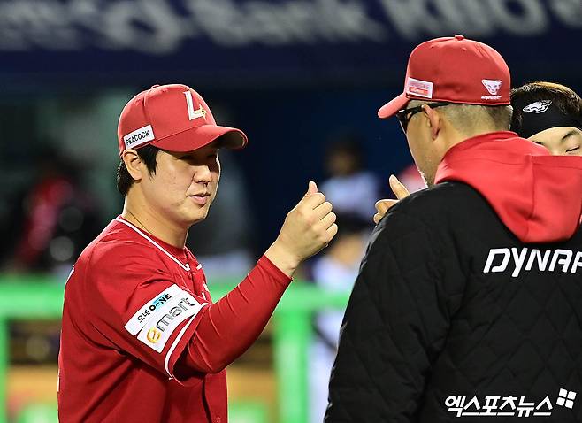 SSG 내야수 최정(왼쪽)은 지난 5일 사직구장에서 열린 '2025 신한 SOL Bank KBO 리그' 롯데와 주중 3연전 첫 번째 경기에서 3번 지명타자로 선발 출전했다. 1회초 결승 3점포를 터트려 공격에 활력을 불어넣었다. 엑스포츠뉴스 DB