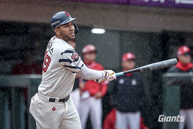 롯데 외야수 레이예스는 6일 사직구장에서 열린 '2025 신한 SOL Bank KBO 리그' SSG와 주중 3연전 두 번째 경기에서 3번타자 좌익수로 선발 출전했다. 5회말 승리에 쐐기를 박는 2점 홈런으로 오격에 활력을 불어넣었다. 롯데 자이언츠