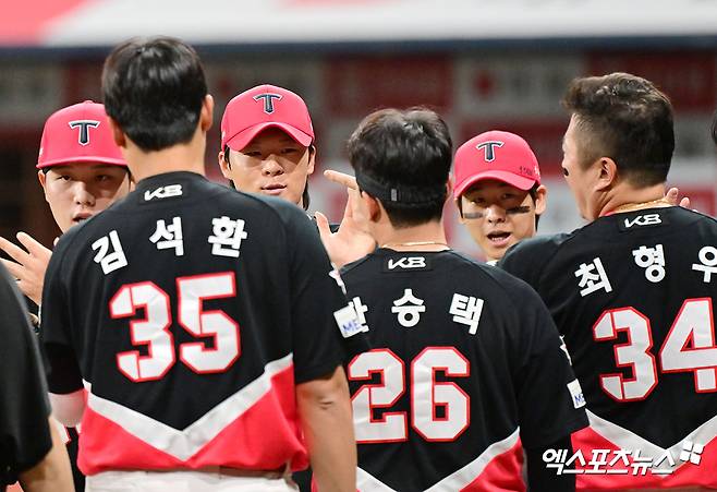 6일 오후 서울 구로구 고척스카이돔에서 열린 '2025 신한 SOL Bank KBO리그' KIA 타이거즈와 키움 히어로즈의 경기, KIA가 김규성의 결승타에 힘입어 키움에 5:3으로 승리하며 위닝시리즈를 확보했다.  이날 경기에서 승리한 KIA 선수들이 기뻐하고 있다. 고척, 김한준 기자