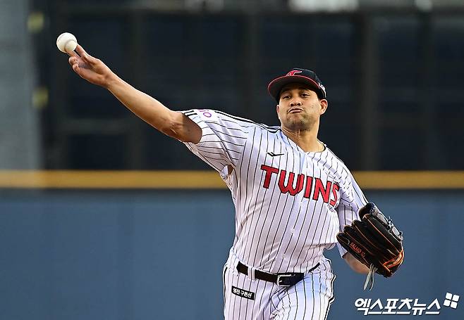 LG 트윈스 선발투수 요니 치리노스가 경기에 선발 등판해 투구하고 있다. 엑스포츠뉴스 DB