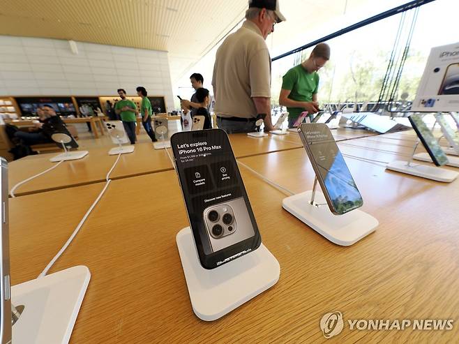 애플 매장에 전시된 아이폰 [EPA 연합뉴스 자료사진. 재판매 및 DB 금지]