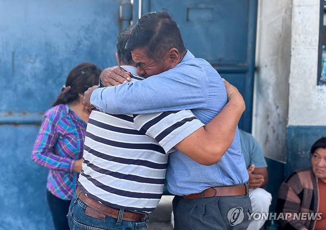 슬픔에 잠긴 페루 금광 보안요원 유족 [트루히요 로이터=연합뉴스. 재판매 및 DB 금지]