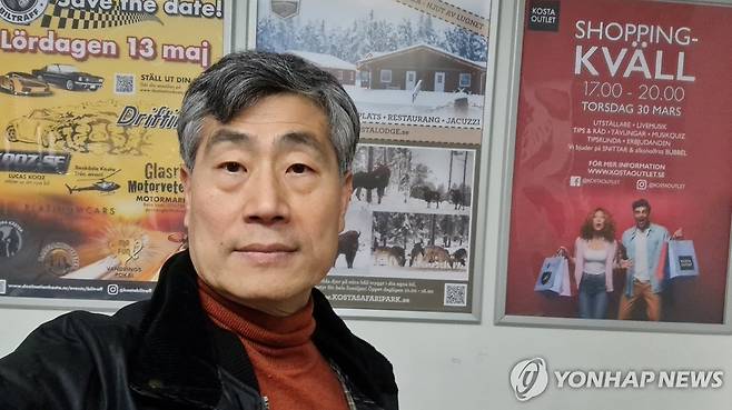 스웨덴에서 대학 게시판 앞에 서 있는 최연혁 교수 [본인 제공]