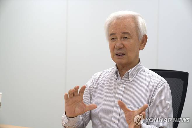 연합뉴스와 인터뷰 중인 김홍신 작가 [촬영 이은도]