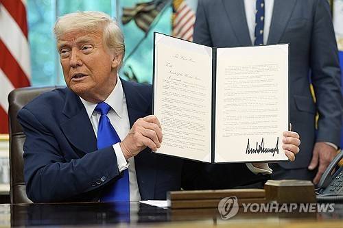 행정명령 서명하는 트럼프 [워싱턴 AP=연합뉴스. 재판매 및 DB 금지]