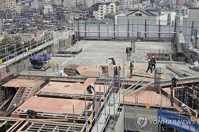 부동산 침체...상승하는 공사비 (서울=연합뉴스) 류영석 기자 = 부동산 경기 침체 속에 건설 공사비가 가파르게 상승하며 주요 대형 건설사 매출 원가율이 평균 90%를 넘은 것으로 나타난 가운데 16일 서울의 한 건설 현장에서 작업자들이 자재를 옮기고 있다.
    이날 건설업계에 따르면 2024년 시공능력평가 상위 건설사 중 현대건설과 금호건설은 지난해 매출 원가율이 각각 100.6%와 104.9%(이하 잠정 실적 기준)로 집계됐다. 매출 원가율은 매출액에서 차지하는 매출 원가의 비율로, 이 비율이 100%를 넘었다는 것은 회사가 벌어들인 돈보다 지출한 돈이 더 많다는 의미다. 2025.2.16 ondol@yna.co.kr
