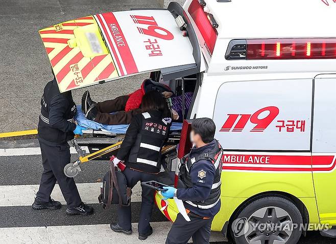 응급실로 이송되는 환자 [연합뉴스 자료 사진]