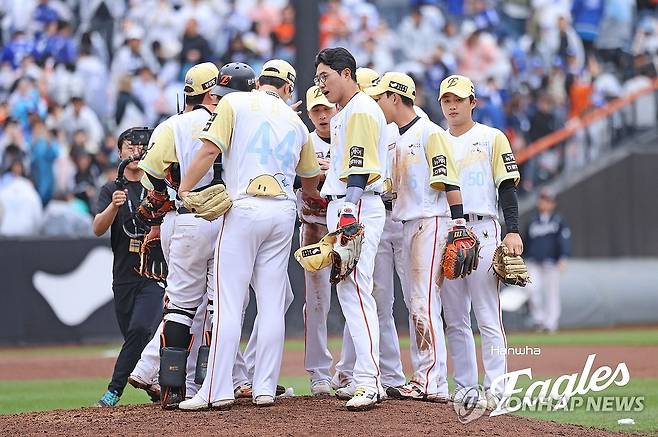 한화, 30경기 이상 기준 18년 만에 1위 (서울=연합뉴스) 5일 대전 한화생명볼파크에서 열린 프로야구 삼성과의 홈 경기에서 3-1 승리를 거두며 7연승을 기록한 한화 이글스 선수들이 승리를 자축하고 있다.
    한화는 이날 승리로 LG와 함께 공동선두에 올랐다. 한화가 '시즌 30경기 이상을 치른 시점'에서 1위에 오른 건, 무려 18년 만이다. 2025.5.5 [한화 이글스 제공. 재판매 및 DB 금지] photo@yna.co.kr