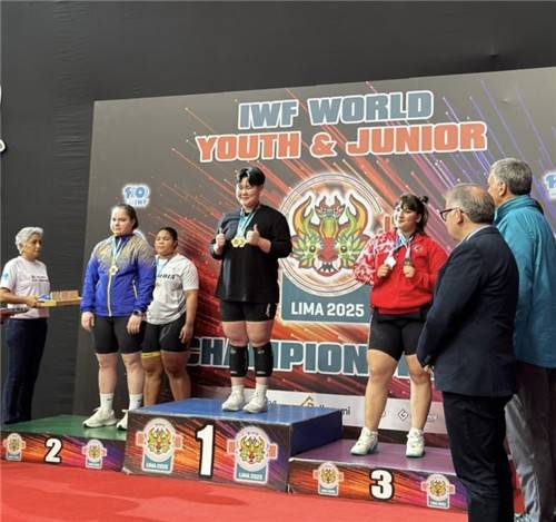 세계주니어역도선수권 여자 최중량급 용상에서 1위를 한 이하은(가운데) [대한역도연맹 제공. 재판매 및 DB 금지]