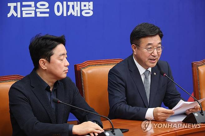 기자간담회 하는 윤호중 총괄선대본부장 (서울=연합뉴스) 박동주 기자 = 5일 서울 여의도 국회에서 더불어민주당 윤호중 총괄선대본부장이 기자간담회를 하고 있다. 2025.5.5 pdj6635@yna.co.kr