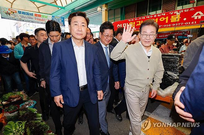 충북 증평군 찾은 민주당 이재명 대선 후보 (증평=연합뉴스) 류영석 기자 = 더불어민주당 이재명 대선 후보가 '골목골목 경청투어' : 국토종주편'에 나선 6일 충북 증평군 증평장뜰시장을 찾아 인사하고 있다. 2025.5.6 [공동취재] ondol@yna.co.kr