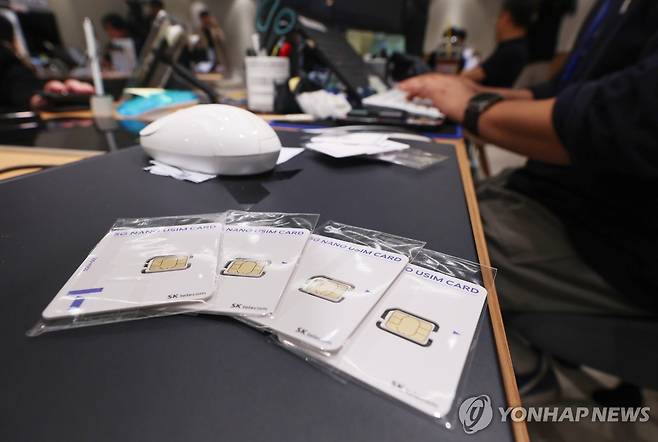 유심 교체 시작한 SKT, 매장에 놓인 유심들 (서울=연합뉴스) 서대연 기자 = 가입자 유심(USIM) 정보를 탈취당한 SK텔레콤이 유심 무료교체 서비스를 시작한 28일 서울 시내 한 SKT 대리점에 유심들이 놓여있다.
    SK텔레콤은 현재 약 100만개의 유심을 보유하고 있고 다음 달 말까지 약 500만개의 유심을 추가로 확보할 예정이라고 전날 밝혔다. 교체 대상자는 SK텔레콤 가입자 2천300만명과 이 회사 망을 사용하는 알뜰폰 가입자 187만명을 합해 모두 2천500만명에 달하는 것으로 나타났다. 2025.4.28 dwise@yna.co.kr