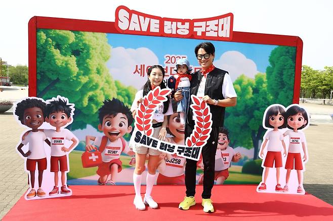 '2025 국제어린이마라톤' 참가한 가수 겸 배우 이지훈 씨 가족 (서울=연합뉴스) 성도현 기자 = 6일 서울 마포구 월드컵공원에서 국제아동권리 비정부기구(NGO) 세이브더칠드런과 국가기간뉴스통신사 연합뉴스가 공동 주최한 '2025 국제어린이마라톤'에서 가수 겸 배우 이지훈 씨와 딸 루희 양, 아내 아야네 씨가 포즈를 취하고 있다. 2025.5.6 raphael@yna.co.kr