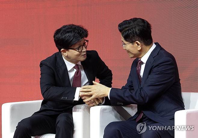 손잡은 김문수-한동훈 (고양=연합뉴스) 박동주 기자 = 국민의힘 대선 후보로 선출된 김문수 후보(오른쪽)가 3일 경기 고양시 킨텍스에서 열린 국민의힘 전당대회에서 한동훈 후보와 악수하며 손을 잡고 있다. 2025.5.3 [공동취재] pdj6635@yna.co.kr