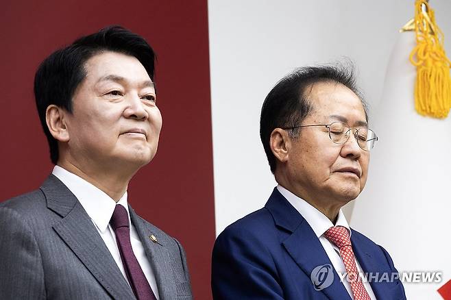 최종 경선 진출에 실패한 안철수·홍준표 후보 (서울=연합뉴스) 29일 서울 여의도 국민의힘 당사에서 열린 제21대 대통령 후보자 국민의힘 3차 경선 진출자 발표 행사에서 진출에 실패한 안철수(왼쪽)·홍준표 후보가 진출 후보의 소감을 듣고 있다. 2025.4.29 [국회사진기자단] utzza@yna.co.kr