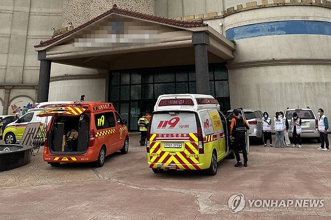 일산화탄소 추정 가스중독…어린이날 리조트 손님 14명 경상     (완도=연합뉴스) 5일 오전 전남 완도군 완도읍 한 리조트에서 숙박객 14명이 두통과 어지럼증 등 가스중독 증상을 보여 119구급대가 환자 이송을 준비하고 있다.
    경찰과 소방 당국은 일산화탄소 중독에 의한 사고인 것으로 보고 정확한 경위를 조사 중이다. 2025.5.5 [독자 제공. 재판매 및 DB 금지] hs@yna.co.kr