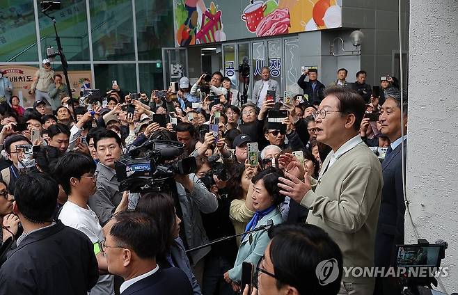 옥천공설시장 찾은 이재명 후보 (옥천=연합뉴스) 류영석 기자 = 더불어민주당 이재명 대선 후보가 '골목골목 경청투어' : 국토종주편'에 나선 6일 충북 옥천군 옥천공설시장을 찾아 연설을 하고 있다. 2025.5.6 ondol@yna.co.kr